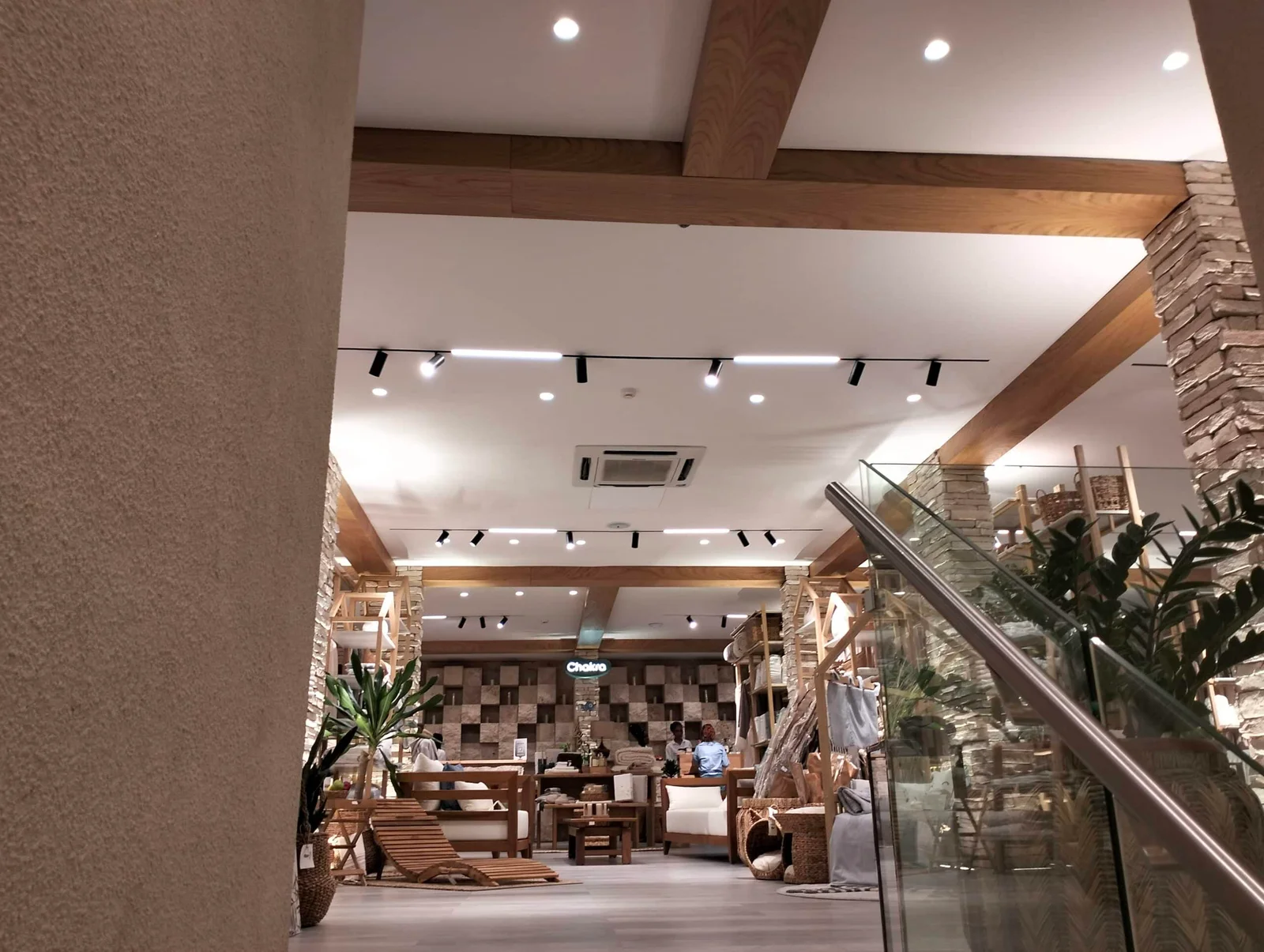 sala de exposición con luminarias de carril magnéticas