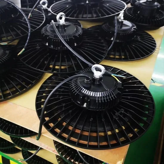 Montaje de campanas LED tipo UFO