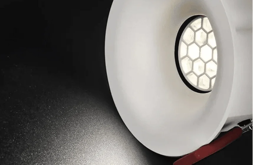 Downlight con rejilla de panal