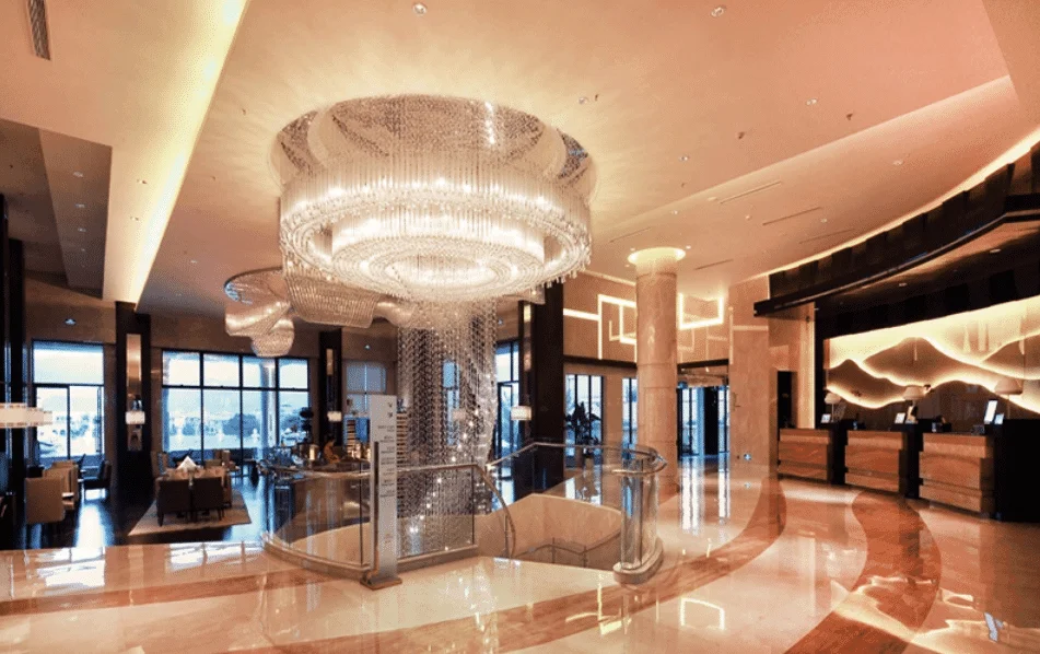 Iluminación del vestíbulo del hotel con downlights.